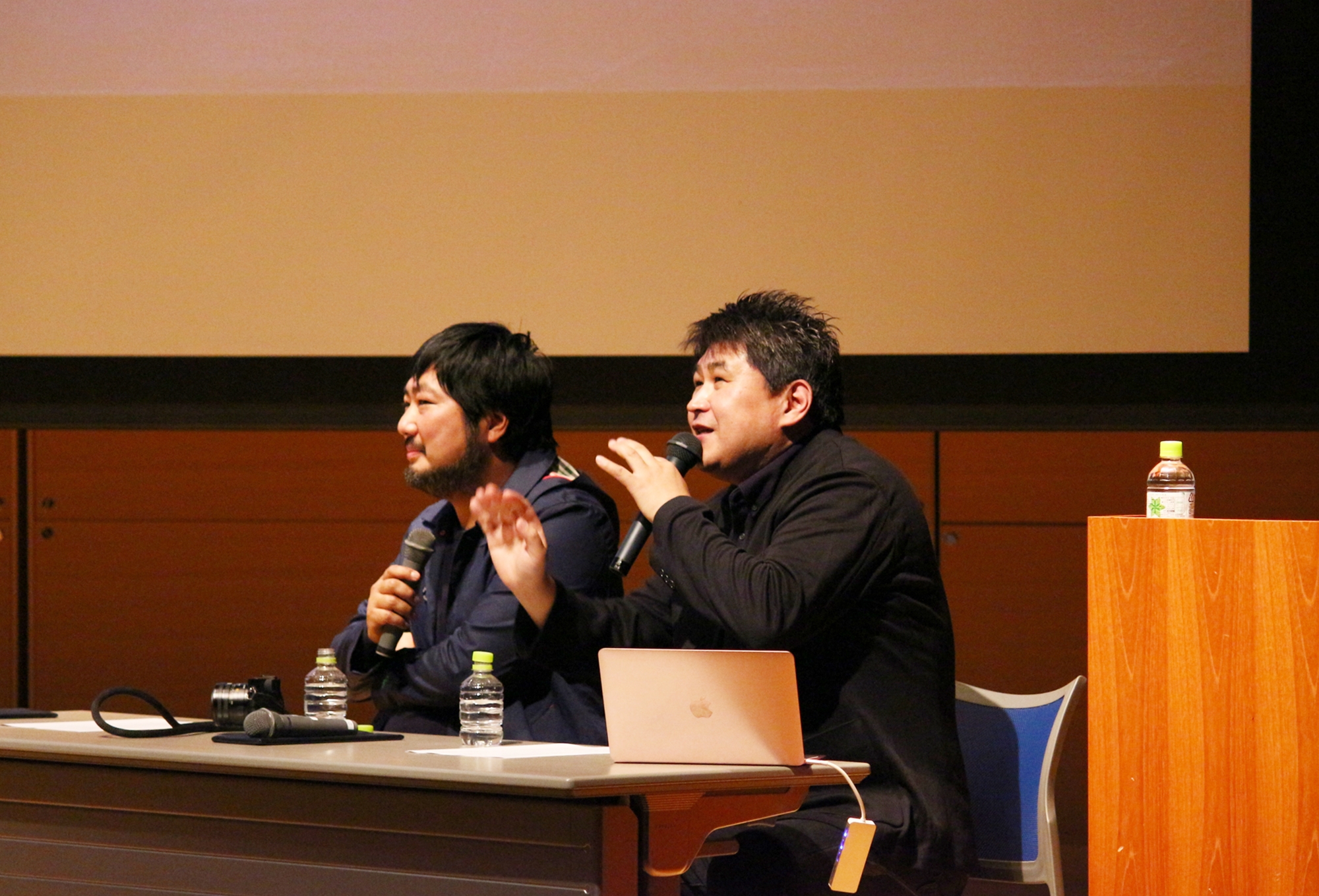 早稲田大学講堂で大学生が悩みを告白　短命写真家と青年失業家が答える、公開人生相談