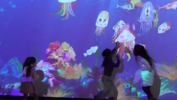 チームラボ猪子氏が「テクノロジー×アート」でつくる作品を紹介–描いた魚が水槽を泳ぎ出す「お絵かき水族館」がすごい!