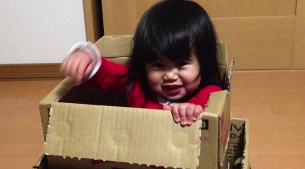 子供がダンボールに入りたがるのはなぜ? 現代人にもプログラムされている神話的思考