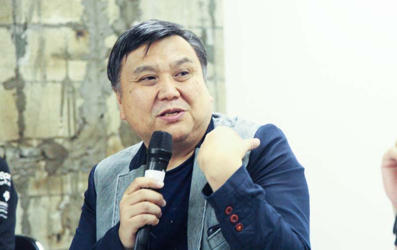 石坂浩二と深夜の模型談義も 海洋堂宮脇社長が「水中ニーソ」作者とトーク