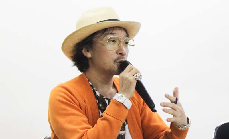 「最大のアイデンティティーは清潔さ」 菊地成孔氏が語る、水中ニーソの特異性