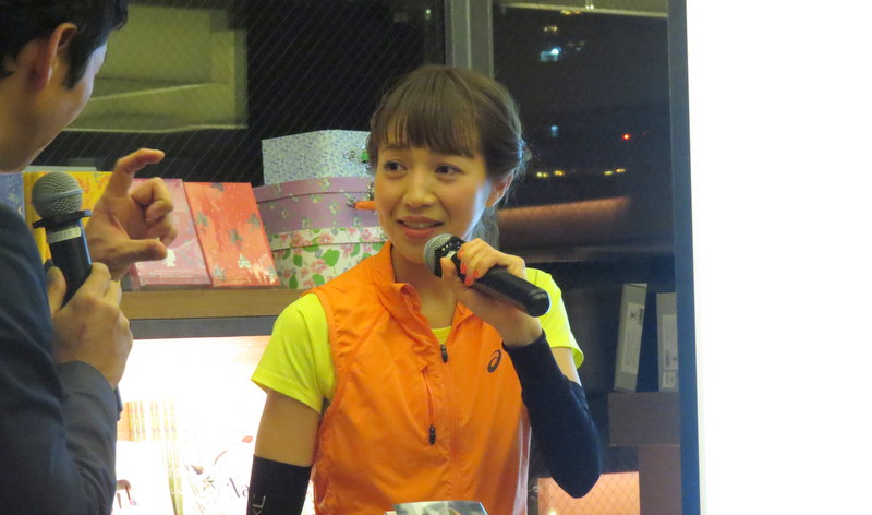 下腹部に効果バツグン! 座ったままできる腹筋を美人ランナーが紹介