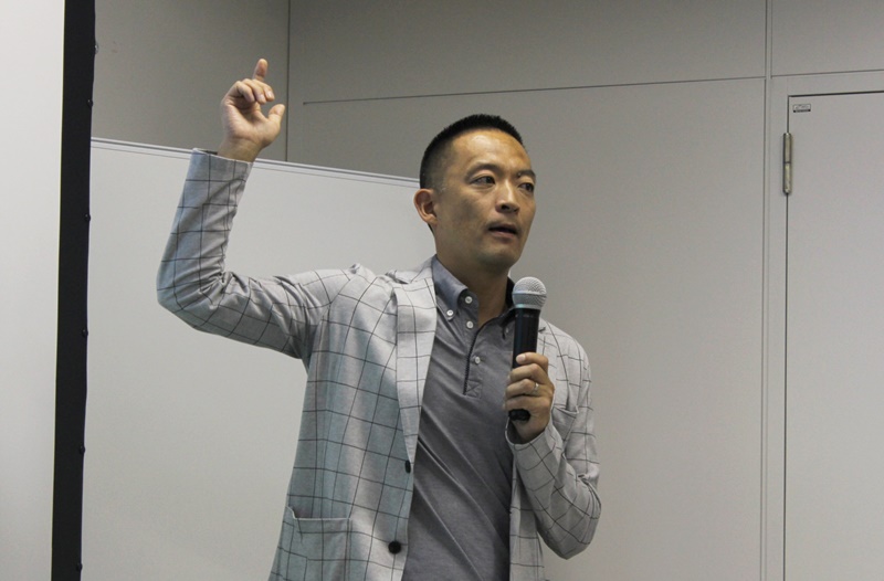「駅での挨拶は5秒広告」初選挙で1位当選した長谷部健氏のプロデューサー的思考
