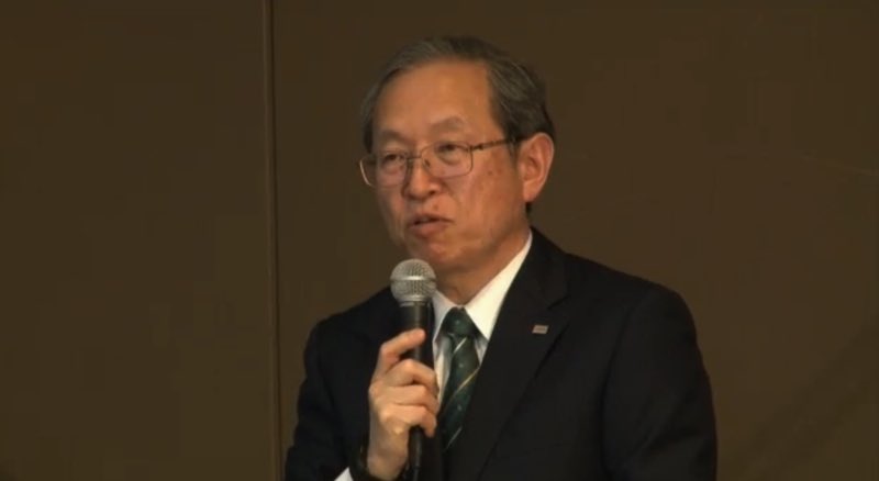 東芝・綱川社長、1兆円損失も自身の進退は明確にせず