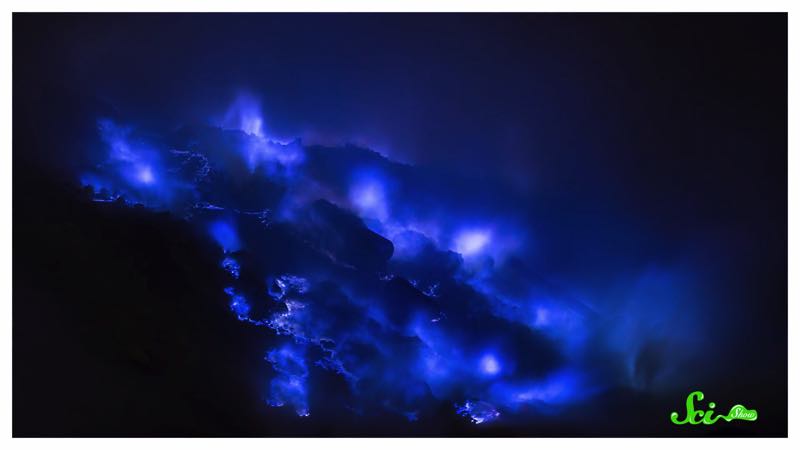 幻想的な死の香り インドネシアの火山が 青く光る 理由 ログミーbiz