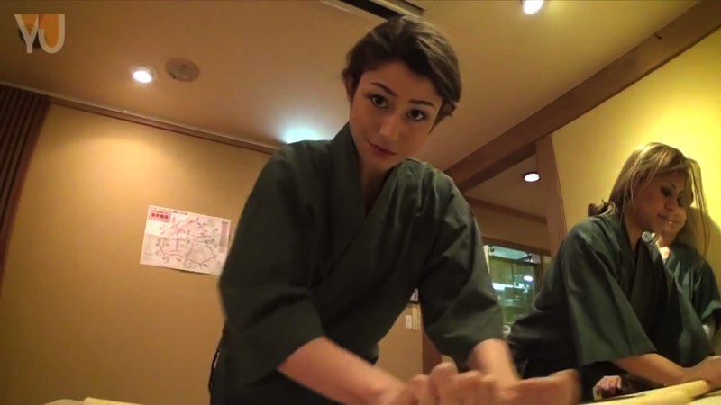そば打ちはフランス料理に似てる!? 外国美女のSoba Noodles体験記