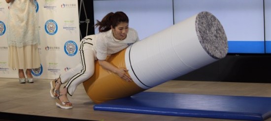 吉田沙保里らが受動喫煙の怖さを思い知る 最後は巨大タバコに渾身のタックル