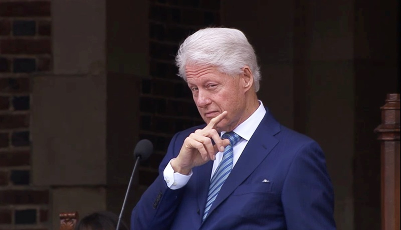 クリントン元大統領が若者たちに託した願い 「私たち」と「彼ら」の垣根を乗り越えるために