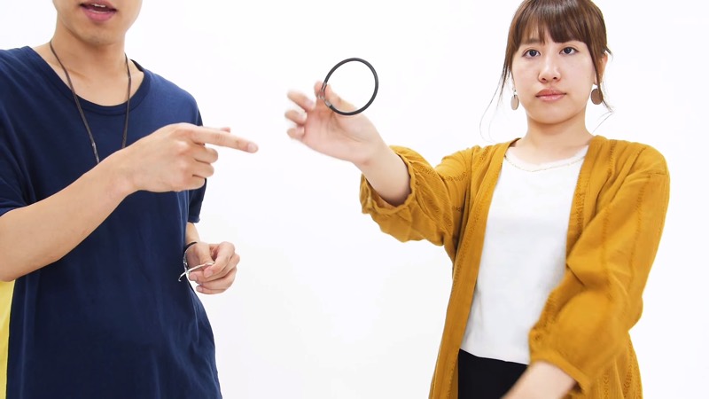夏ファッションでは◯首が無防備になりがち!? 重ね着できない季節の必須アイテムはこれだ!