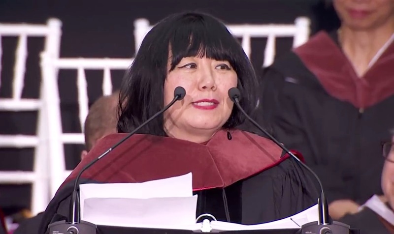 「夢と決意は何よりもその人を成長させる」アナ・スイが卒業式スピーチで若者に贈ったエール