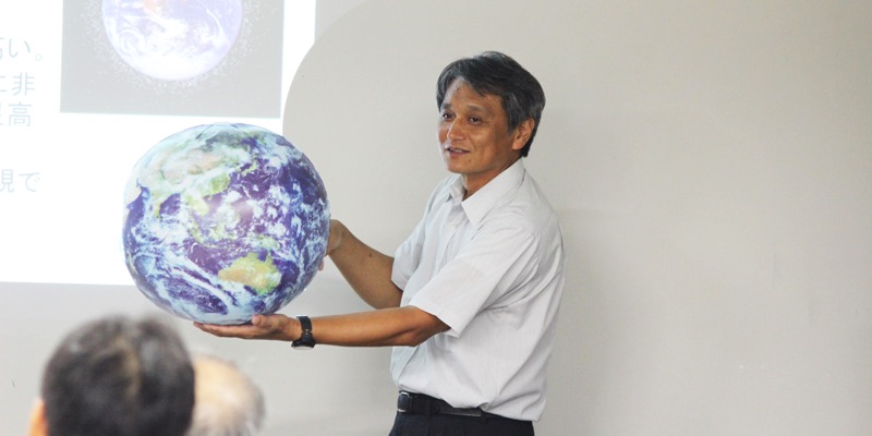 人工衛星はどうして墜落しないのか? JAXA研究員が、知っているようで知らない衛星の仕組みを解説