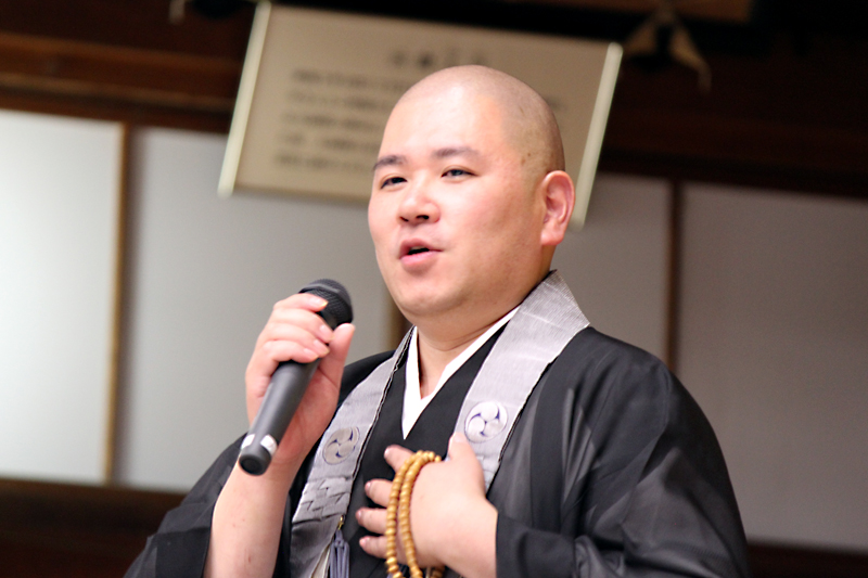 寺院でお坊さんがスマホ決済 海外からの観光客が驚く、伝統とテクノロジーの共存
