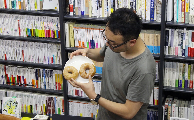 “穴”の大きさで味は変わるのか? ドーナツ実食レポートで食べ比べ