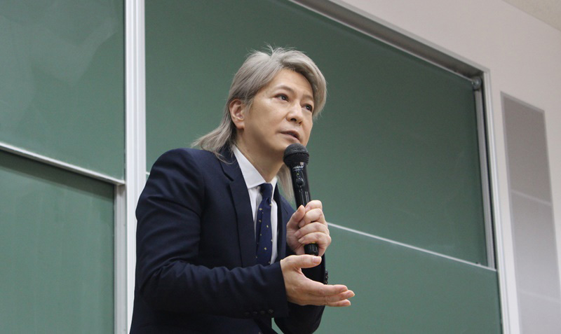 「もうトレンドの真ん中にいるのは難しい」小室哲哉が語る“前向き”な世代交代とリスペクト