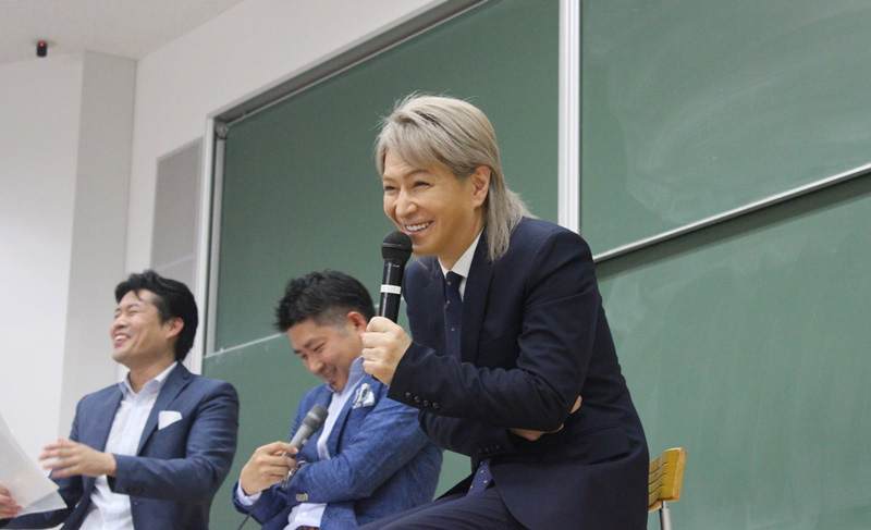 小室哲哉「自分を消しても、絶対に個性は出てくる」 人気YouTuberヒカキンとのコラボについて語る