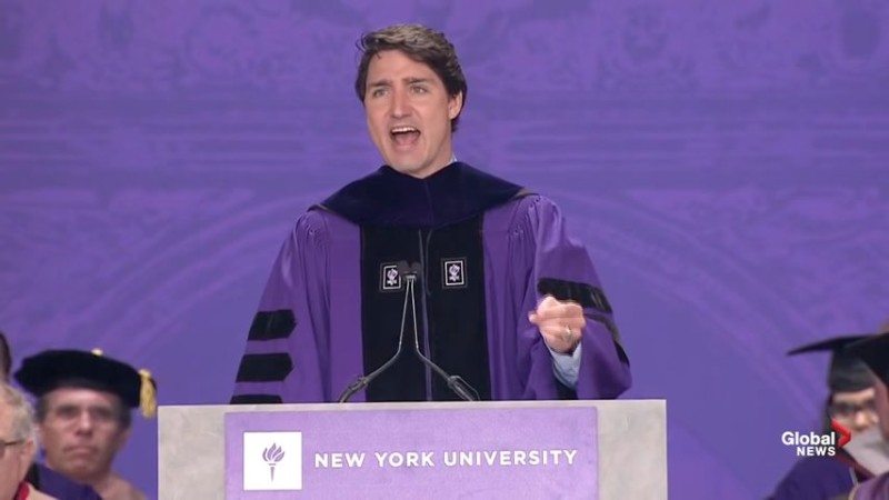 「隣人や自分に我慢を強いる必要はない」　カナダ首相が卒業生たちに熱弁した“真の勇気”の価値